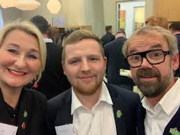 Wir sind so stolz! 🤩🤩🤩 Ulf und Marco haben gestern nach einem spannenden  Pitch den glänzenden Pokal in Empfang genommen. 🔥 Unsere Online-Schulung  ‚Einarbeitungs- und Willkommen-Tour' hat den ersten Preis in der