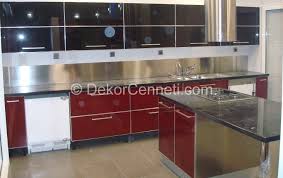 Mutfak renklerinin dışında mutfak dolabı modelleri seçimi de genel dekorasyonu belirler. Bordo Mutfak Dekorasyonu 2021 Dekorcenneti Com