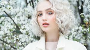 Depending on your natural color and if you've previously dyed your hair, going for a white blonde hairstyle can be a time consuming endeavour. How To Get White Blonde Hair L Oreal Paris