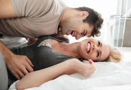 Pertama, suami perlu memegang kedua tangan istri. Suara Desahan Dalam Hubungan Seks Bisa Mel Selapost