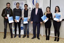 Manisa celal bayar üniversitesi 1992 deki kuruluşunun arkasından pek çok yeni yüksekokulları yerleşkesi ile manisa merkez dışında 1992'den i̇tibaren (eğitim fakültesi ve eğitim yüksekokulu. Dil Mer Sertifika Programinda Ve C1 Kurunda Ilk Mezunlar Fakulte Haber