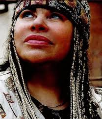 Iskra Menarini torna con il nuovo brano “Ladro di parole” feat. Manuel  Auteri