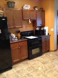 A Shaker Door Cabinet Style With No Crown Molding Paired With Black Appliances Make A Simple Stat Trendy Kitchen Backsplash Diy Kitchen Shelves New Kitchen Diy