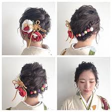 もうすぐ成人式 たくさん写真を撮る晴れの日なので振袖と共にヘアスタイルもしっかり決めたいですよね 成人式のためにロングにするという人も多いですが それが間に合わなかった人やショートにこだわりがある人ももちろんいます そんな人に必見の ショートだ 袴