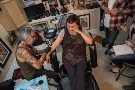 Intricate scrollwork found on the cheeks and tattoos on the arms of women say these tattoos beautify their bodies. Honoring Inuit Culture Through Traditional Tattoos Creative Exchange