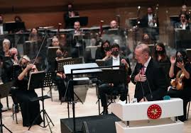 Doğum yılında, beethoven senfonilerini ikinci kez seri olarak programına almıştır. T C Cumhurbaskanligi Cumhurbaskani Erdogan Cumhurbaskanligi Senfoni Orkestrasi Konser Salonu Acilis Toreni Ne Katildi