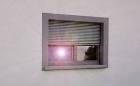 Hitzeschutz Durch Rollladen Und Fenster Mit Sich Spiegelnde Sonne Lizenzfreie Bilder Pvc Fenster Fenster