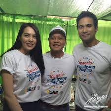 Noli de castro (ga) giornalista e politico filippino (it); This Is The Lovely Julia Montes Kabayan Noli De Castro And Doble Kara Co Star Sam Milby Smiling For The Camera At The Quezon Memorial Circle During The Taping