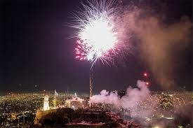 Αναλυτικά η πρόγνωση του καιρού από τον διευθυντή. Xristos Anesth Kai Me Korwnoio 3espasan Oi Ellhnes Pyrotexnhmata Lampades Sta Mpalkonia Fwto Video