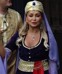 Jun 15, 2021 · bir süre önce burnundan ameliyat olan özge ulusoy, ısrarla estetik yaptırmadığını söylese de bambaşka biri olup çıktı. Yonca Evcimik Wikipedia