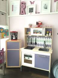 Die Ikea Duktig Kinderkuche Wurde Von Ana W Traumhaft Aufgehubscht Sogar Ein Kleiner Kuhlschrank Wurde Geb Ikea Kuche Kinder Ikea Spielkuche Ikea Kinderkuche
