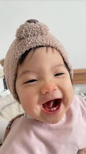 我不確定這麼小就縫梨窩可不可以！ 我是幫我女兒在將近兩年前縫的，不過當時縫真的很划算，免錢！ 而且修復期還可以每天泡在高級化妝(羊)水裡～  我真的很喜歡這個醫師_ 上帝