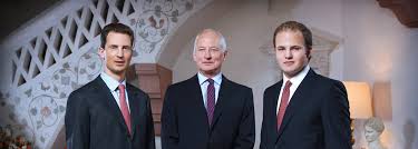 Das soll prinz emanuel von liechtenstein aber nicht davon abgehalten haben, in rumänien den grössten braunbären europas zu erschiessen. Landesfurst Hans Adam Erbprinz Alois Prinz Wenzel Furstentum Liechtenstein