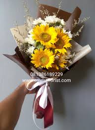 Pesan bunga papan wedding pernikahan, ucapan ulang tahun, bunga temukan lebih dari 300 pilihan rangkaian bunga di toko bunga rawa belong ini. Buket Bunga Matahari Wisuda Bb2505 Emma Florist