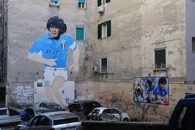 Napoli belediye başkanı luigi de magistris de maradona'nın ölümünün ardından twitter'dan san paolo stadı'nın ismini diego armando maradona yapalım diye yazarken, pek çok napolili taraftar da. Datei Diego Maradona Napoli Jpg Wikipedia