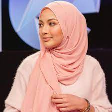Its an altered hijab from instant hijab to shawl. Naelofarhijab At The Pink Garden
