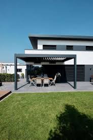 Ein Einfamilienhaus Setzt Auf Ein Klares Entwurfs Und Farbkonzept Terrassendach Terrassen Dach Pergola Design
