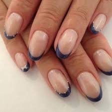 El color de su búsqueda:azul marino español : Elegantes Unas En Color Beige Brillante Decoradas Con Las Puntas En Azul Marino Y Perlitas Pequenas En Dorado Unas Azules Unas Color Beige