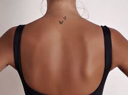 A tattoo that is small in size would look nice here. Ein Kleines Tattoo Am Arm Fur Madchen Frauen Tattoo Am Handgelenk Tatowierung Fur Madchen Arm Ein Frauen Neck Tattoos Women Tattoos Tiny Tattoos For Girls