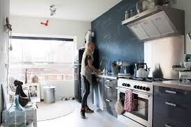 Sono sufficienti poche mani di vernice su un la vernice lavagna, una trovata geniale, semplice ma infinitamente creativa, capace di cambiar volto. 8 Motivi Per Avere Una Parete Lavagna In Cucina