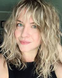 La combo capelli mossi con frangia è perfetta per al prossima stagione. Capelli Ricci Con Frangia Tanti Look A Cui Ispirarsi Capellistyle