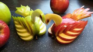 Apfel Schwan Schnitzen Einfach How I Make A Apple Swan Obst Schnitzen In 2020 Apple Swan Fruit Banana