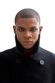 Lelaki Dengan Kolar Serviks Menderita Sakit Leher Dalam Potret Siluet Di  Bawah Cahaya Putih Foto Dan Gambar Untuk Muat Turun Percuma