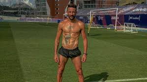 Mauricio anibal isla isla is the full name for chilean football player who is known as mauricio isla. Bagagem Na Europa Boa Forma E Ate Nome De Rua No Chile Isla Surge Com Perfil Animador Para O Flamengo Lance