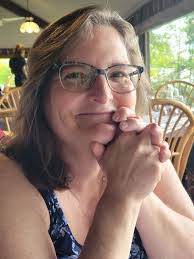 Lindsay Hare's Instagram, Twitter & Facebook