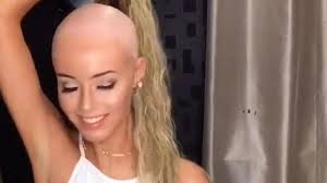 Długowłosa modelka ujawniła, że tak naprawdę jest łysa