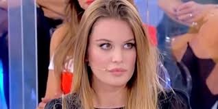 Sembra però che la nuova tronista non voglia darla vinta a chi sta complottando contro di lei e, sempre stando alle ultime. Anticipazioni Uomini E Donne Oggi La Scelta Di Sophie Codegoni