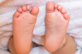 Umumnya, sakit pada kaki atau telapak kaki terjadi akibat adanya gangguan sistem gerak, yaitu masalah bunion adalah pembesaran tulang atau jaringan sekitar sendi pangkal jempol kaki. Ibu Perhatikan Tanda Awal Kelainan Tulang Kaki Pada Anak