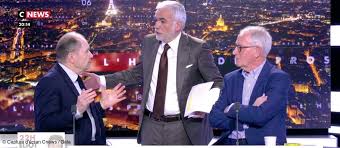 Voici un moment de mythomanie aiguë lors de l'émission cnews, de nous avons décidé de lui rendre hommage avec notre série:narcos grigny. Video Je M En Vais Pascal Praud Quitte Le Plateau De L Heure Des Pros Gala