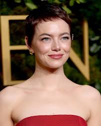 Noite de transformações! No tapete vermelho do Globo de Ouro, que acontece  neste domingo (05.01) em Los Angeles, nos Estados Unidos, Emma Stone e  Zendaya estrearam novos looks e apostaram nos fios