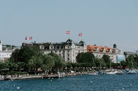 تقع سويسرا في أوروبا الغربية، حيث تحدها ألمانيا من الشمال، فرنسا من الغرب، إيطاليا من الجنوب، والنمسا وليختنشتاين من الشرق. Ø£ÙØ¶Ù„ Ø§Ù„Ø£Ù…Ø§ÙƒÙ† Ø§Ù„Ø³ÙŠØ§Ø­ÙŠØ© Ù„Ø²ÙŠØ§Ø±ØªÙ‡Ø§ ÙÙŠ Ø²ÙŠÙˆØ±Ø® Ø³ÙˆÙŠØ³Ø±Ø§ Safarway