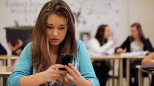 Uso excesivo de celular puede causar aislamiento y dependencia