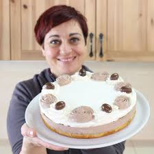 Mettiamo La Crema Avanzata In Due Sac A Poche E Facciamo Dei Ciuffetti Sopra La Torta Alternando I Colori In Ultimo Aggiungia Torta Mousse Ricette Dolci Torte