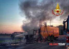 Momenti di paura sulla tangenziale ovest di milano.nel tardo pomeriggio di lunedì 8 aprile 2019 infatti un camion ha preso fuoco nei pressi dello svincolo di settimo milanese.il tratto in entrata è stato quindi chiuso per mettere in sicurezza la zona e. Milano Camion Prende Fuoco Chiusa La Tangenziale Ovest