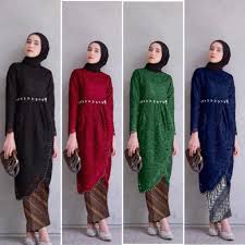 Tidak hanya dapat dikombinasikan dengan kain satin saja. Harga Kebaya Duyung Terbaik Batik Kebaya Pakaian Wanita Juni 2021 Shopee Indonesia