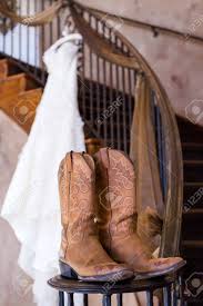 We did not find results for: Weinlese Hochzeitskleid Auf Einem Bugel Mit Cowboy Stiefel Lizenzfreie Fotos Bilder Und Stock Fotografie Image 25065468