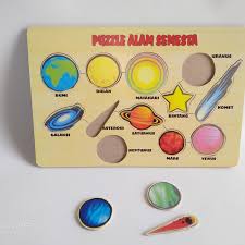 Siswa dapat memberikan apresiasi kepada teman yang sedang mendemonstrasikan minimal dua bait puisi tentang alam semesta hasil karyanya sendiri dengan. Jual Puzzle Alam Semesta Antariksa Planet Kab Klaten Fktoys Mainan Edukasi Tokopedia