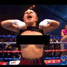 OnyFans boxer Daniella Hemsley lifts her top to flash breasts in daring  celebration - Mirror Online