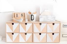 Changing positions between sitting and standing at a sit stand office desk helps you move your body, so you feel better and work how you want. Moppe Hack Jetzt Kommt Ordnung Auf Den Schreibtisch Ars Textura Diy Blog