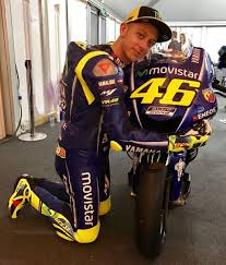 Valentino Rossi And His Lady Motogp 2017 Yamaha M1 Yamahayellow46 Twitter Valentino Rossi Rosso Moto Da Corsa