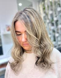 Looking for a hairdresser NOR who can highlight and cut curly hair 💇‍♀️  looking to spend less than $400 ideally Please put recommendations down  below, need someone who has experience with curls