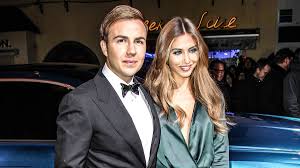 Although his favoured position is that of a playmaker, götze has also played as a false nine or as an emergency striker. Mario Gotze Und Ann Kathrin Brommel Blitz Hochzeit In Dusseldorf Sportbuzzer De