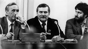 He received the nobel prize for peace in 1983. Lech Walesa Vom Elektriker Zum Staatsmann Mdr De