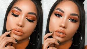 Cari motif yang semarak, namun memiliki warna dasar gelap seperti navy atau hijau tua. Jangan Asal Inilah Warna Eyeshadow Yang Cocok Untuk Pemilik Kulit Gelap Agar Semakin Eksotis Semua Halaman Stylo