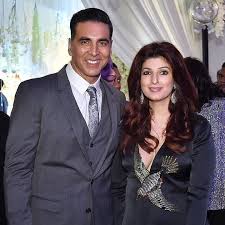 The movie stars akshay kumar and raveena tandon, raveena was seen in yellow saree as she got wet. Dikhianati Seleb Bollywood Ini Pertahankan Rumah Tangga Beritaenam Com
