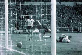 1966 holten die briten, frenetisch angefeuert von millionen fans, tatsächlich im eigenen land den weltmeistertitel. 50 Jahre Wembley Tor Drin Oder Nicht Drin Aktuell Faz